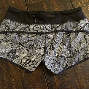 Lululemon Athletica Black and White Athletic Shorts 2.5” EUC